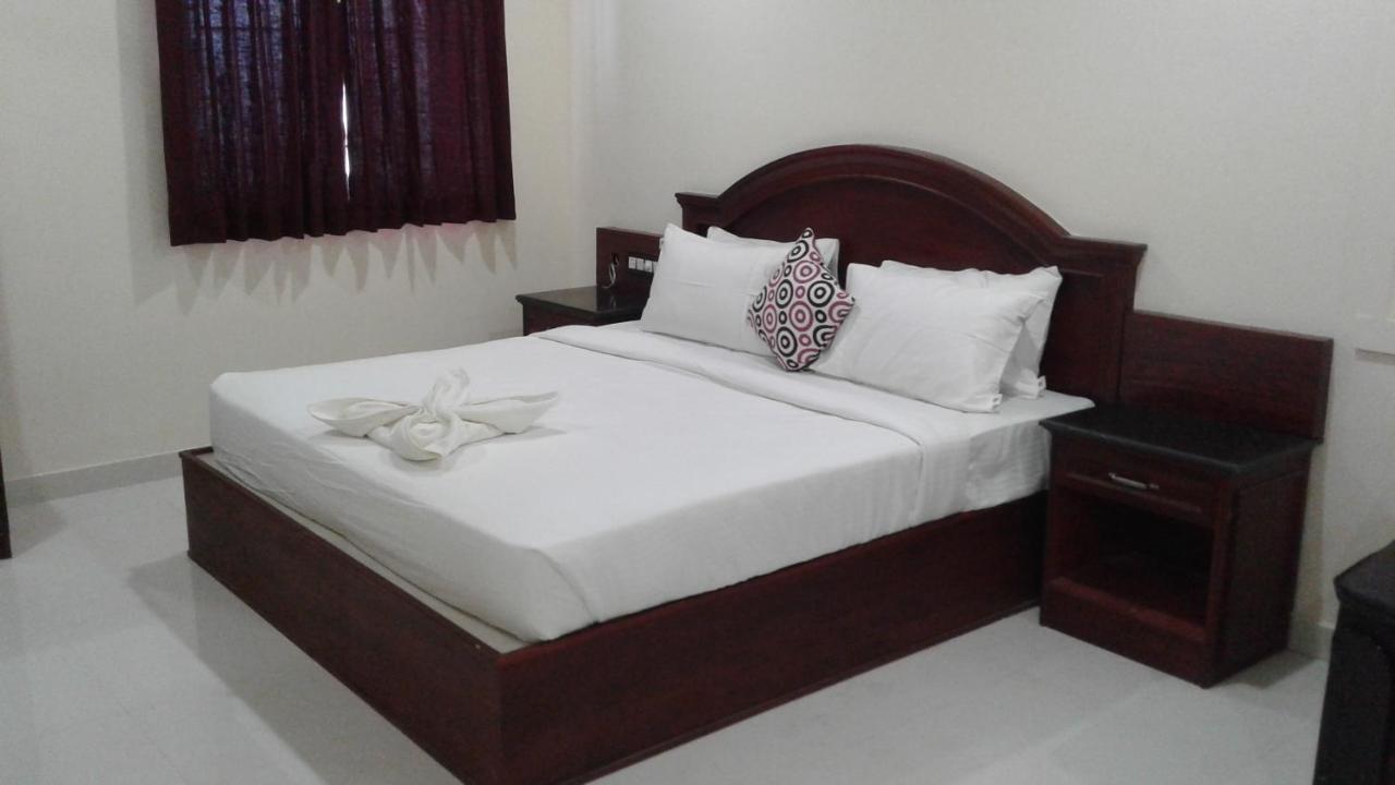Hotel E S Residency Theni Allinagaram Exterior foto