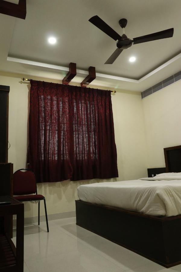 Hotel E S Residency Theni Allinagaram Exterior foto